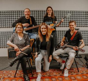 SPROKKELROCK: Blue Monday - Het Factorium barst van de talentvolle Tilburgers. Velen daarvan staan op het Festival. Zo ook een akoestische bezetting van de band Blue Monday. De zangeres en gitarist komen alvast wat van hun nummers laten horen om 13.30 op het terraspodium. Benieuwd naar meer? Later op de dag en avond staan ze ook op Sprokkelrock in de Hall of Fame: daar treden alle combo’s op die meedoen aan de Popfactory en het Jazz Atelier van Factorium.