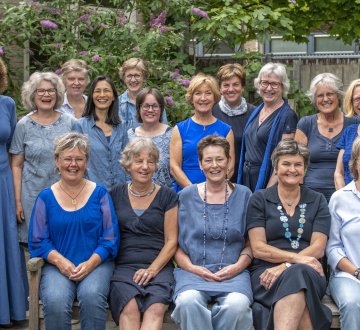 CANTILARE Tilburgs Vrouwenkamerkoor Cantilare is een klein en gedreven kamerkoor met een passie voor bijzondere projecten. Bij Tilburg on Stage brengt Cantilare een speciaal programma met hedendaagse vrouwelijke componisten in de hoofdrol. Minder bekend dan het werk van hun mannelijke collega’s, verdienen de composities van bijvoorbeeld Katerina Gimon (1993), Kathleen Allen (1989) en Marie-Claire Saindon (1984) evenzeer een plaats op het podium van de koormuziek. In kwaliteit en originaliteit doen ze beslist niet voor de mannen onder. Op 2 juli plaatst Cantilare vrouwelijk en jong muzikaal talent vol in de schijnwerpers.