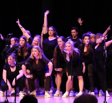 Des Unique - De rode nagels zijn hetzelfde, maar daarbuiten staat elke zangeres van Des Unique voor een Unique uitstraling. Van gospel tot pop, van a capella tot close harmony, ze staan garant voor muzikale kwaliteit. Leuk om te weten: Des Unique was op 27 mei te zien in het tv-programma ZING! Ze mochten daar zingen voor jurylid Roel van Velzen; het koor kreeg hier hele mooie reacties op. Des Unique bestaat 25 jaar en in het voorjaar van 2024 geven ze een groot jubileumconcert. Het optreden op Tilburg on Stage is alvast een voorproefje. Kom ze bekijken en beluisteren in de Studiozaal om 16.35 uur.