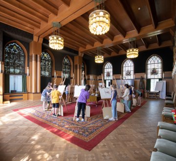 VINCENTS TEKENLOKAAL Natuurlijk ontbreekt ook jong talent niet op de expositie. De kinderen die in 2022 meededen aan De Nieuwe Vincent laten hun prachtige werk zien op Tilburg on Stage. Wist je trouwens dat de editie van 2023 net is begonnen? Op de foto zie je de kersverse artiesten van dit jaar bij de kick-off van dit project, die hopelijk volgend jaar op het Festival hun tekeningen kunnen laten zien. Foto: Maria van der Heyden