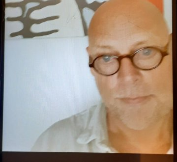 Harry Dijs - Observatievermogen, een flinke dosis humor en een vlijmscherpe pen, vormen de ingrediënten van het luistervoer dat Harry Dijs zijn toehoorders liefdevol uitserveert. Deze stand-up writer doet voor de tweede keer mee aan Festival Tilburg on Stage en zal het programma van de Studiozaal openen om 13.30 uur. “Geen schaterlach maar wel veel binnenpretjes”, zoals hij het zelf omschrijft. Harry Dijs: mis hem niet!
