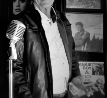 HIJME zingt Elvis - Hijme Vervat is pas op latere leeftijd begonnen met ‘echt’ zingen, maar heeft razendsnel repertoire opgebouwd en ervaring opgedaan met optreden. Hij zingt graag in verzorgingshuizen, maar ook op feesten en gezellige zomerterrassen. Dat gaat hij op 2 juli dan ook doen, als hij op het terraspodium om 16 uur een heerlijk setje Elvis-songs brengt. Zingt u lekker mee?