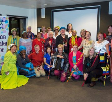 De Kleurrijke Mama’s vormen een bijzonder multicultureel vrouwenkoor. De vrouwen die zingen bij ons koor, hebben verschillende nationaliteiten. Daardoor is de culturele achtergrond van onze koorleden zeer divers. Maar wie je ook bent, wat je achtergrond of opleiding ook is, welke taal je ook spreekt, bij ons ben je welkom. Voor ons telt inzet en enthousiasme, ontmoeting en verbinding, emancipatie en ontwikkeling. We zijn een open en enthousiaste groep. Iedereen kan op elk moment inhaken. Zangervaring is niet nodig. Met je stem kun je namelijk altijd zingen! En als je eerst een paar keer wil komen luisteren, is dat natuurlijk ook mogelijk. De Mama’s staan onder muzikale leiding van Louise Donker.