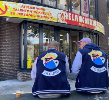 LIVING MUSEUM Bij The Living Museum in Tilburg vinden ze dat iedereen een podium verdient. Daarom bieden ze ruimte aan een groep creatieve stadsgenoten voor wie het maken van kunst of kunstbeleving niet altijd vanzelfsprekend is. Stadsgenoten die in hun leven te maken hebben (gehad) met uitdagingen op het gebied van psychiatrie, dakloosheid en/of verslavingsproblematiek. The Living Museum organiseert ontmoeting, talentontwikkeling via workshops en biedt atelier- en expositieruimte. Op Tilburg on Stage staan ze in de expositieruimte in de Schouwburg met werk uit hun nieuwe project ‘Helden en Hordes’. Acht ‘outsider artists’ geven hier een hommage aan hun helden. Deze expositie is onderdeel van een tour door Noord-Brabant, die in december eindigt in de foyer van het provinciehuis in Den Bosch. Kom deze hele bijzondere werken bewonderen op 2 juli!