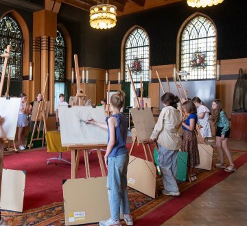 VINCENTS TEKENLOKAAL | Natuurlijk ontbreekt ook jong talent niet op de expositie. Ook vieren ze extra feest want Vincents Tekenlokaal bestaat 15 jaar. De deuren van het Paleis-Raadhuis van Tilburg staan dan wagenwijd open voor gratis tekenworkshops, lezingen, demo’s, de film Loving Vincent en mini-expo‘s. Met onder andere Djenné Fila (winnares Gouden Penseel 2023), Jeroen de Leijer, Paul van Dongen en Stijn Windig.