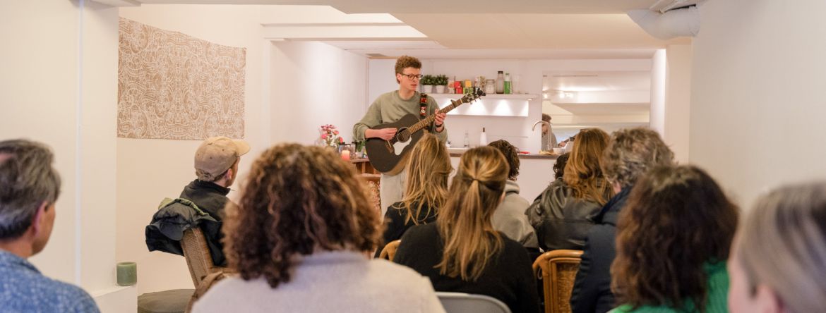 Gluren bij de Buren zoekt Tilburgse artiesten en huiskamers! 