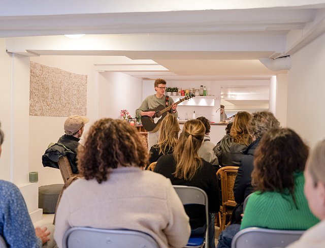 Gluren bij de Buren zoekt Tilburgse artiesten en huiskamers!