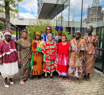 PRAMISI - Belofte, dat betekent pramisi in het Surinaams. Het koor bestaat sinds 1990, met als doel de Surinaamse muziek behouden in Nederland. Pramisi wil dat anderen kennis maken met de schoonheid van de Surinaamse cultuur, en dan vooral de zangcultuur. Deze zangclub is een vrolijke groep en zingt swingende muziek, maar ook religieuze liedjes. Ze focust zich vooral op Nederlandse, Afrikaanse, Antilliaanse en Engelse gospel. Organiseer jij een feestje? Dan komt Pramisi graag de boel (nog) leuker maken. Gezelligheid en ontspanning vinden ze bij Pramisi erg belangrijk.