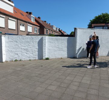 Leerlingen van VSO Parcours ontwerpen en schilderen rechtstreeks op de muur