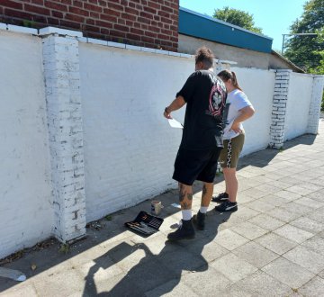 Leerlingen van VSO Parcours ontwerpen en schilderen rechtstreeks op de muur