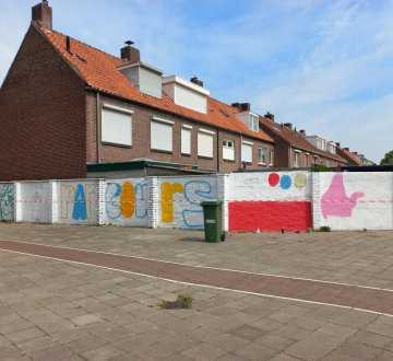 Leerlingen van VSO Parcours ontwerpen en schilderen rechtstreeks op de muur