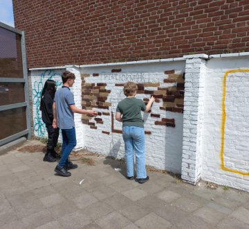 Leerlingen van VSO Parcours ontwerpen en schilderen rechtstreeks op de muur