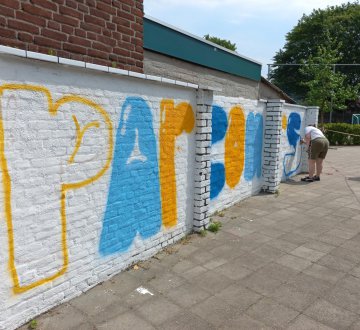 Leerlingen van VSO Parcours ontwerpen en schilderen rechtstreeks op de muur