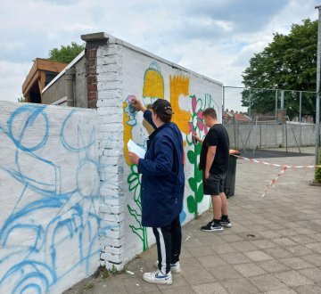 Leerlingen van VSO Parcours ontwerpen en schilderen rechtstreeks op de muuren meteen schilderen op de muur