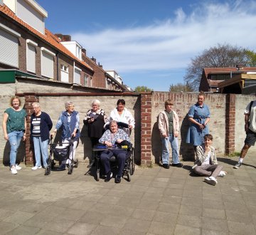 De leerlingen van VSO Parcours en de dames van de Koningsvoorde schilderclub