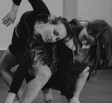 Danslab Zuid is een Tilburgse amateurdansgroep die ontstaan is uit samenwerkende docenten en dansers van studentendansvereniging Dance Nation. Ze brengen met een kleine groep dansers een moderne choreografie die prachtig tot zijn recht komt op het grote podium van de Schouwburg. Kom zelf kijken hoe talentvol deze dansers zijn!