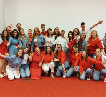 Popkoor Epic  Wij zijn Popkoor EPIC, hét studentenpopkoor van Tilburg! Ons repertoire bestaat voornamelijk uit popmuziek, maar er is ook ruimte voor gospel- en musicalnummers. Onder begeleiding van onze dirigent Marjon Dries en onze pianist Ian Janssen geven we meerdere optredens per jaar, dus kom gerust eens kijken! Voornamelijk ons spetterende eindconcert op vrijdag 24 juni is iets dat je niet wilt missen! Kijk op onze Facebook: Popkoor EPIC voor meer informatie.