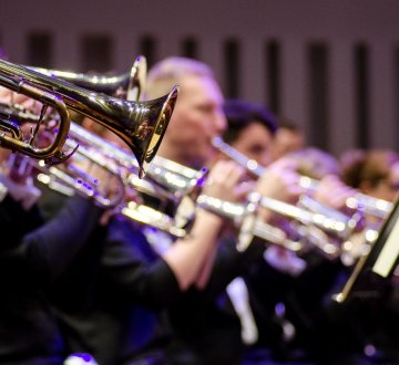 L'Echo des Montagnes  Harmonieorkest L'Echo des Montagnes is een van de oudste orkesten in Tilburg, ze bestaan dit jaar alweer 155 jaar. Bij deze hechte vereniging ervaren de muzikanten iedere week opnieuw hoe fijn het is om met elkaar muziek te maken. En dát gevoel willen zij heel graag delen. Zodat iedereen, van jong tot oud, aan den lijve kan ondervinden hoe leuk en ontspannend muziek maken is. Daarom zullen de houtblazers van L'Echo tijdens Tilburg on Stage een muzikaal en interactief optreden verzorgen... waar het publiek zelf onderdeel van mag zijn. Samen muziek maken verbindt, dus kom je op 2 juli met L'Echo mee muziek maken?
