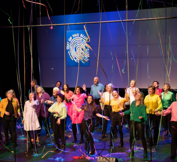 Zanggroep Perpleks  Afgelopen jaar vierde Perpleks hun 25-jarig bestaan met hun jubileumvoorstelling ‘Out of the Blue'. De Udenhoutse zanggroep staat onder artistieke leiding van dirigent Peter van Lonkhuijsen en telt ruim 30 leden, verdeeld over 4 stempartijen. Het repertoire is door de jaren uitgegroeid van aanvankelijk vooral koorarrangementen en musicalnummers, naar eigentijdse popnummers voorzien van ingetogen maar sprankelende choreografie. Zo was in de twee uitverkochte voorstellingen in april het aanstekelijke nummer Multi Color van Son Mieux de uitsmijter. Ook 2 juli tijdens Tilburg on Stage willen de Udenhoutse zangers hun publiek ‘perpleks’ laten staan, ze hebben er zin in!