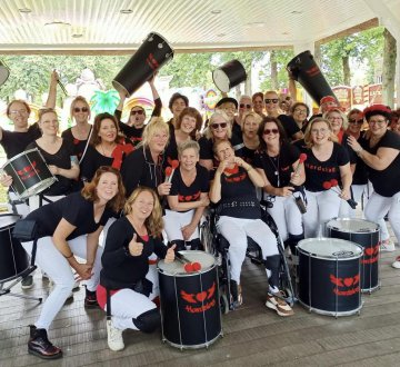 DAMESPERCUSSIEBAND HARDSLAG | Hardslag brengt een flinke dosis Braziliaanse energie naar het podium! Hardslag, bestaande uit zo‘n 25 dames en 1 heer (niet toevallig de bandleider) maakt m.b.v. verschillende trommels swingende, opzwepende en ritmische klanken. Met daarbij een dynamische choreografie nodigt dit uit tot meedoen, meebewegen, dansen, etc. Het Braziliaanse zonnige gevoel wordt hoorbaar en daadwerkelijk voelbaar!