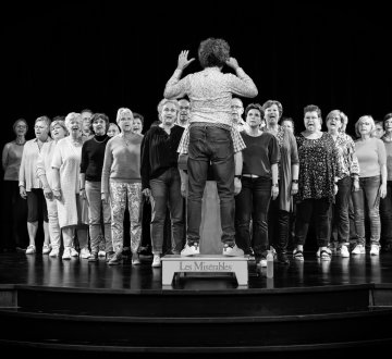 ANDANTINOKOOR| Dit koor heeft de laatste jaren gewerkt aan kwaliteit en performance en een gevarieerd repertoire opgebouwd. Vierstemmig brengen ze muziek van musical en popmuziek tot ballads en evergreens. Plezier in samen muziek maken staat centraal. Het koor gaat graag nieuwe muzikale uitdagingen aan en blijft zich ontwikkelen in zang en uitvoering.