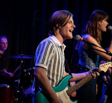 SPROKKELROCK FACTORIUM | Een hele dag lang kun je bij Factorium genieten van de bands van de Factorium Popfactory, de Topstroom band en Jazz Express. Tijdens de performances zie je bands die al jaren samenspelen te bewonderen, maar ook muzikanten die pas net de handen ineen hebben geslagen. Beginners tot gevorderden van alle leeftijden rocken de pannen van het dak of spelen die mooie ingetogen liedjes.