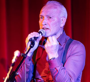 ERIC MATHIEU | TERRASPODIUM 13.55-14.20 | Zin in een optreden dat je meeneemt van glamour tot pure emotie? Eric Mathieu brengt een sprankelende Las Vegas-set ten gehore met vijf tijdloze Frank Sinatra-klassiekers. Daarna neemt hij je mee in zijn eigen wereld als singer-songwriter met vijf persoonlijke nummers. Een muzikale set vol stijl, emotie en live beleving wat jouw festival dag een beetje extra magie geeft.