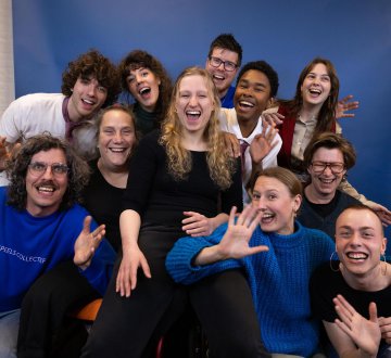 SPEELS COLLECTIEF - COMMUNITY TILBURG | In deze bewegingstheater voorstelling wordt onderzocht hoe onze blik op macht ontstaat en verandert. Met choreo en fysieke beelden worden clichés rond machtsverhoudingen zichtbaar én bevraagd. Langzaam kantelen perspectieven: rollen draaien om en verhoudingen verschuiven. Wat gebeurt er als macht niet meer vastligt? Een visuele, fysieke ervaring die je uitdaagt anders te kijken, voelen en je aannames kritisch te bevragen.