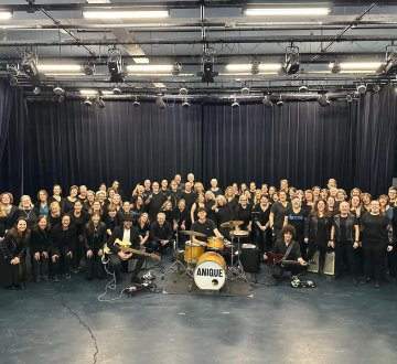 ROCKKOOR TILBURG | Hét ROCKkoor Tilburg is een spetterend ROCK- en show koor, met een repertoire dat bestaat uit ROCKhits van alle tijden. Het koor repeteert wekelijks in Loft te Tilburg, onder leiding van dirigent Jubilee Tun en treedt regelmatig op met eigen live band. Het ROCKkoor is onderdeel van Prestige Vocal Groups, de grootste landelijke popkoren-organisatie.