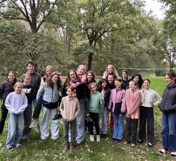 SOUVENIR KOORACADEMIE TILBURG | Al bijna 30 jaar laat Souvenir haar kwaliteiten in grote producties zien. Zo stonden onze zangers in een uitverkocht Ahoy met uitvoeringen van Lord of The Rings. Ook zongen ze regelmatig mee in Matheus uitvoeringen en maken ze iedere twee jaar een eigen muziektheatervoorstelling met regisseur. Souvenir Kooracademie biedt een hoogwaardige zangopleiding voor kinderen vanaf 4 jaar.