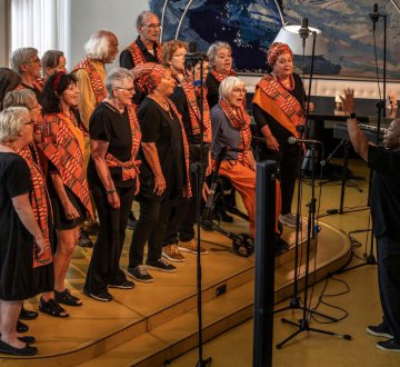 AFROKOOR CUNENE | Een afrokoor dat bestaat uit 26 leden. De naam van ons koor verwijst naar de rivier Cunene die in Angola ontspringt, het geboorteland van onze dirigent Boaventura Gouveia, Ze brengen een vierstemmig a capella repertoire ten gehore uit (zuidelijk) Afrika. Vaak swingend, maar ook gedragen en ontroerend. Plezier in het zingen staat voorop!Swing lekker met ze mee!