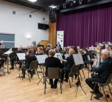 MUZIEKVERENIGING ANDARA | Muziekvereniging Andara, voorheen bekend als PTT Harmonie Tilburg, is met haar 103 jaar al heel lang onderdeel van het culturele leven in Tilburg. Het is het meest laagdrempelige en gezelligste harmonieorkest van Tilburg. Jong, oud, ervaren of beginner, iedereen vindt zijn plek in ons orkest. Qua muziekstijl laten wij ons niet in een hokje duwen, we zijn van alle markten thuis en dat zullen we deze middag laten horen.