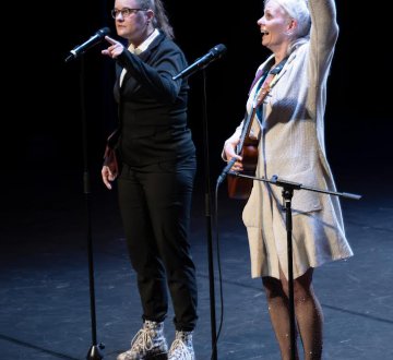 VEEL MENSEN VINDEN DIT LEUK | Renate en Rosalie maken muzikaal cabaret, brengen absurdistische gedichten en doen lachwekkende dansjes. Ze hopen dat hun naam een profetische kracht bezit. Eigenlijk vindt iedereen dit wel leuk: dat komt door onze naam. Vind je het niet leuk: dan ben je misschien geen mens. (Aangezien veel mensen dit leuk vinden...)