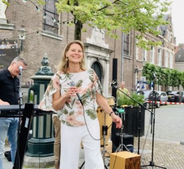 SUNNY SIDE UP! | rontvrouw Nandy Mannaert en pianist Jeroen Krouwels brengen een herkenbare mix van popsongs voor jong en oud. Geen standaard covers, maar eigenzinnige versies met hun unieke twist. Van sfeervolle ballads tot energieke uptempo songs, met muziek van onder anderen George Ezra, Caro Emerald, Niall Horan, The Blues Brothers, Elton John, Amy Winehouse en meer! Kom genieten van een warme, gezellige sfeer.