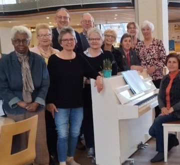 AMARANTKOOR | Het Amarantkoor is in 1970 opgericht als het personeelskoor Piusoord. Tegenwoordig verzorgen wij kerkvieringen voor de afdeling geestelijke zorg voor heel Amarant en treden wij 10 keer per jaar op bij Hooge Veer, Daniel de Brouwerpark of het terrein in Rijsbergen. Ons repertoire bestaat uit lichte kerkmuziek en profane muziek. We zingen zowel eenstemmig als meerstemmig.