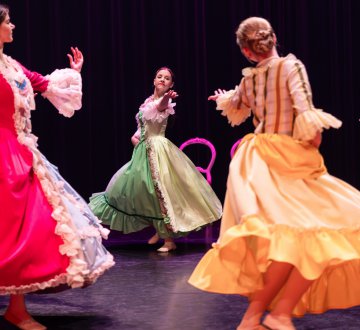 BALLETGROEPEN & MODERNE DANS FACTORIUM | Laat je meevoeren naar een wereld van schoonheid, elegantie en emotie met klassieke balletstukken van de balletgroepen van Factorium. Gratie en kracht smelten samen in sierlijke choreografieën op tijdloze muziek. En Quincy en Chloe, een tweeling, dansen een duet over spiegelbeeld, verbondenheid en liefde voor dans. Beleef een magisch dansvoorstelling waarin beweging, muziek en gevoel samenkomen en raken.