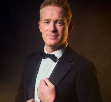 BERND brengt een stijlvolle set waarmee hij het publiek meeneemt naar de gouden tijden van crooners en musicalklassiekers. Zijn warme stem, charisma en liefde voor nostalgische songs zorgen voor een optreden dat zowel herkenbaar als verrassend is. Verwacht tijdloze melodieën, verfijnde zang en een sfeer die meteen binnenkomt. Wie houdt van klasse, authenticiteit en oprechte muzikale beleving, mag deze act niet missen.