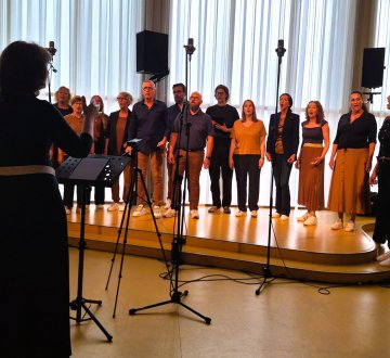 BLENDED COLLECTIVE | KORENPODIUM 17.00-17.25 | Eigentijds popkoor uit Tilburg dat meerstemmige popmuziek zingt in frisse arrangementen, met uitstapjes naar soul, country, R&B en afro-pop. De groep werkt met live begeleiding op onder meer piano, gitaar en lichte percussie en biedt ruimte aan solo’s, duetten en klein ensemblewerk. Muzikaliteit, kwaliteit en plezier centraal in een compacte bezetting met aandacht voor elke stem en onderlinge sfeer.