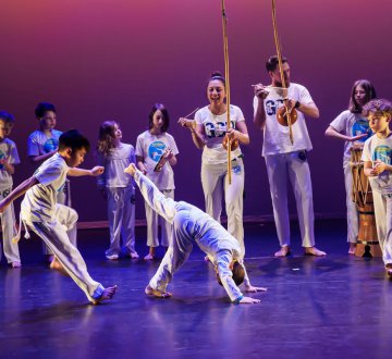 GRUPO CAPOEIRA BRASIL | Kom en beleef de energie van Grupo Capoeira Brasil! Wij nemen je mee naar de ritmes van Brazilië tijdens een optreden met capoeira en maculelê. Capoeira combineert vechtdans, acrobatiek en muziek, maculelê is een krachtige stokkendans. Laat je verrassen door spectaculaire bewegingen, muziek en samenspel. Een optreden vol kracht, ritme en cultuur – iets wat je niet wilt missen!