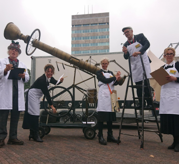 EELT THEATERCOLLECTIEF | Laat je scannen door Dr. Klopta en zijn onderzoekers die hun medische expertise inzetten om te kijken of jij bestand bent tegen de onzekere toekomst. Met hun reuzenmicroscoop analyseren zij jouw creatieve energie en of deze op een positieve manier wordt ingezet. Op basis daarvan ontvang je een creatief energiekeurmerk. De scan is niet zonder risico: bij een energie-overschot of tekort kunnen energetische storingen optreden in de apparatuur.