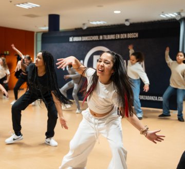 FORZA DANZA | Een aantal lesgroepen én wedstrijdteams van Forza Danza zullen schitteren tijdens Tilburg On Stage. Verwacht energieke optredens van onze afro kids en tieners, diverse hiphop kids en tieners lesgroepen én spectaculaire shows van onze wedstrijdteams. Het belooft een spetterende show te worden. Dit wil je niet missen!