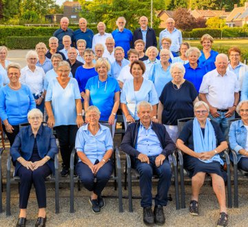 GEZELLIGHEIDSKOOR DE BEGONIA’S | Het koor zingt voornamelijk Nederlandstalige liedjes met een lach en een traan; maar ook populaire Engelstalige songs. De 50 leden zijn enthousiaste amateurzangers die het fijn vinden om samen te zingen en dit plezier graag willen delen met het publiek.  Ze treden vele malen per jaar op. Voor ouderen, maar ook in cafés, op kerstmarkten en korenfestivals. En altijd weten ze het publiek weer tot uitbundig meezingen te bewegen.