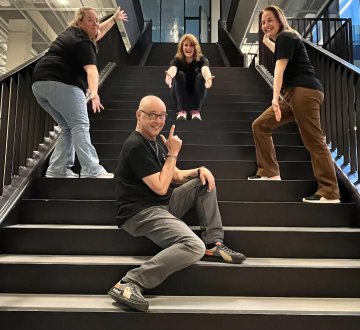 HET SPECTRUM IMPROVISATIETHEATER | Het Spectrum speelt korte, geïmproviseerde scènes, gebaseerd op inbreng uit het publiek. Geen enkele scène is daardoor ooit al eerder opgevoerd, of zal ooit nog eens te zien zijn. We zouden kunnen vragen naar een locatie (bv: op de roltrap in het station), naar een gedachte over een docent die nooit is uitgesproken, of naar een niet bestaand stuk tuingereedschap. Veel kan.