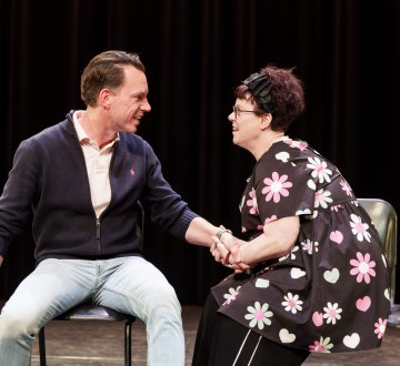 FIE (FACTORIUM IMPRO ENSEMBLE) | STUDIOZAAL 15.50-16.15 | Ken je dat? Na een intensieve repetitieperiode weet je als speler precies wie wat zegt op welk moment en wie daar wanneer, hoe op reageert? …wij ook niet! Want elke scène die door deze theater waaghalzen gespeeld wordt bestaat zolang als hij duurt en zal daarna nooit meer zijn wat ie was! Improvisatie theater is een speciaal voor jou gemaakt cadeautje dus kom en pak hem uit!!