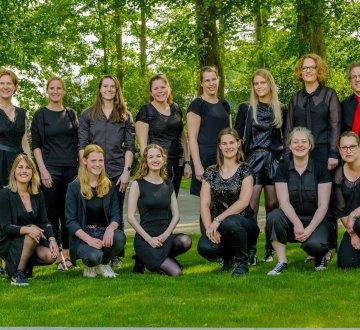 KOOR PIPPIJN | Een gezellige groep dames uit Berkel-Enschot en omgeving die samen met veel plezier zingt. Ons brede repertoire loopt van moderne pop en musical tot a capella en filmmuziek, met liedjes van onder andere Adele, Nick & Simon, Sister Act en The Wiz. Swingend, herkenbaar en verrassend. Kom luisteren en geniet van ons swingende koor tijdens Tilburg on Stage!