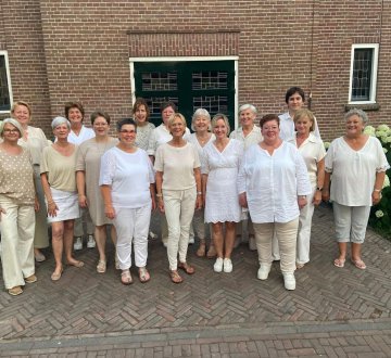VROUWENPOPKOOR LADIES FIRST | Een enthousiaste vrouwengroep die wekelijks met plezier samen zingt onder leiding van dirigent Iskandér Zalialdinov. Ons meerstemmige repertoire varieert van popklassiekers tot moderne hits, van ABBA tot Kensington en van Engels tot Nederlandstalig. We zingen zonder bladmuziek en brengen een afwisselend programma met ballads, uptempo nummers en kleinkunstSamen zorgen we voor een energiek en sfeervol optreden.
