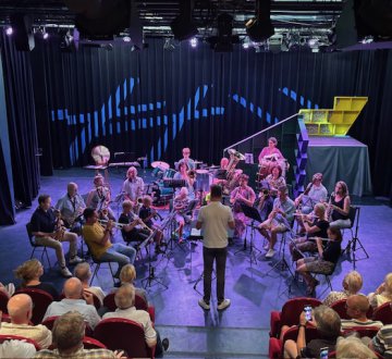 OPLEIDINGSORKEST L‘ECHO DES MONTAGNES | Daniel Platje in mei 2025 startten als projectorkest en acht weken later al hun allereerste concert gaven. Festival On Stage is daarmee hun éénjarig jubileum, en dat maakt dit optreden extra bijzonder. Muziek raakt je als luisteraar: het verrast, ontroert en geeft energie – en dit orkest laat prachtig zien hoe talent in een jaar kan groeien. Kortom: een optreden dat je absoluut wilt meemaken!