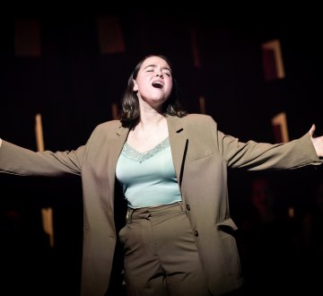 MUSICALLFACTORY VOLWASSENEN | Vier jaar lang volgden ze lessen op het Factorium bij de deeltijd musicalopleiding: de MusicAllFactory. Bloed, zweet en tranen koste het ze maar heel veel plezier, wijze lessen, bijzondere ervaringen en vriendschappen voor het leven nemen zij mee. De vierdejaars zingen verschillende solo’s en een ensemblestuk, begeleid op de piano.