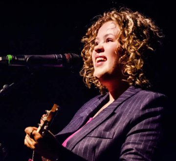 MILOU KAANDORP | Ik ben vorig jaar afgestudeerd aan Fontys Docent Muziek en werk nu als muziekdocent, dirigent, zangdocent en zangeres. Tijdens Tilburg on Stage speel en zing ik bekende popnummers op ukelele in mijn eigen stijl. Met invloeden uit jazz en soul geef ik nummers een warm, persoonlijk geluid. Heb je zin in een swingend momentje tussendoor, met muziek die misschien anders is dan je verwacht? Kom vooral luisteren!