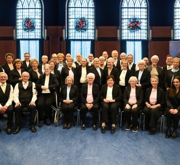 MUZEMENTO KOOR | Duik in de wervelende wereld van muziektheater waar passie en traditie samenkomen. Al zeventig jaar betovert het koor met melodieën van operette, opera en musical. Vol overgave brengen ze een breed repertoire vol energie en emotie. Tijdens het optreden nemen ze je mee op een muzikale reis vol verrassende wendingen en een sprankelende medley van stijlen.